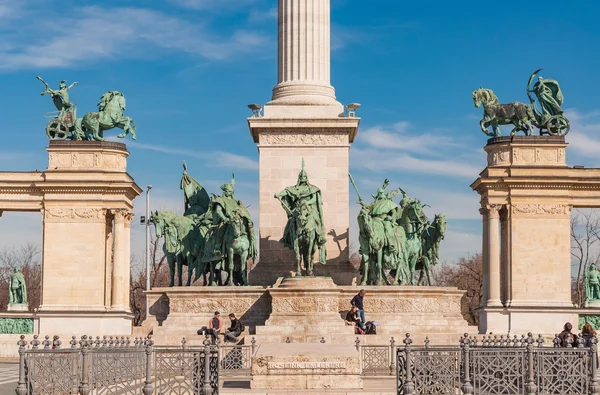 Monumento do Milênio na Praça dos Heróis ou Hosok Tere é uma das principais praças de Budapeste — Fotografia de Stock