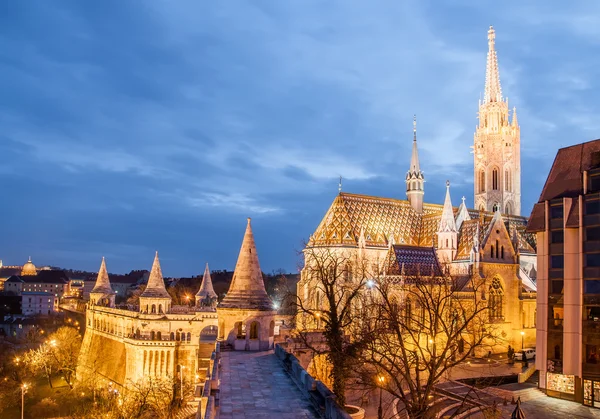 Vista serale della Chiesa di Mattia è una chiesa cattolica romana situata a Budapest — Foto Stock