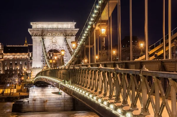 Vista nocturna del Puente de la Cadena Szechenyi sobre el Danubio en Budapest — Foto de Stock