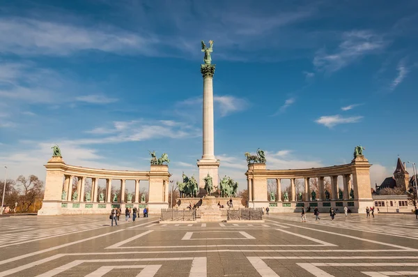 Monumento do Milênio na Praça dos Heróis ou Hosok Tere é uma das principais praças de Budapeste — Fotografia de Stock