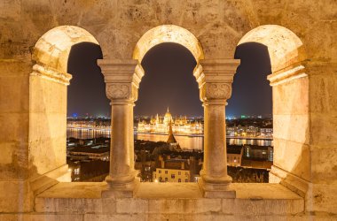 Macaristan 'ın Budapeşte kentindeki Tuna Nehri kıyısındaki Macar Parlamentosu binasının gece manzarası