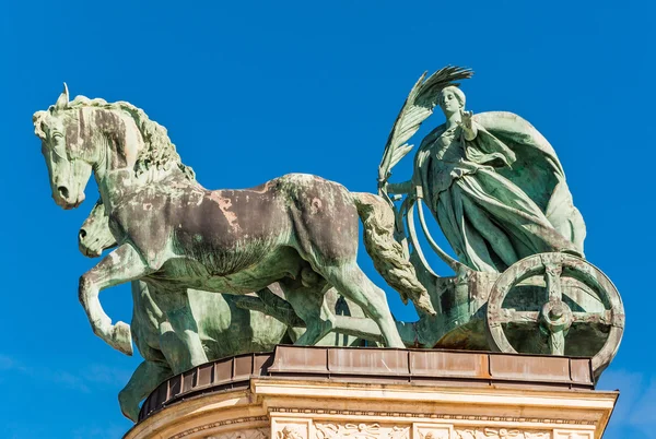 Monumento do Milênio na Praça dos Heróis ou Hosok Tere é uma das principais praças de Budapeste — Fotografia de Stock