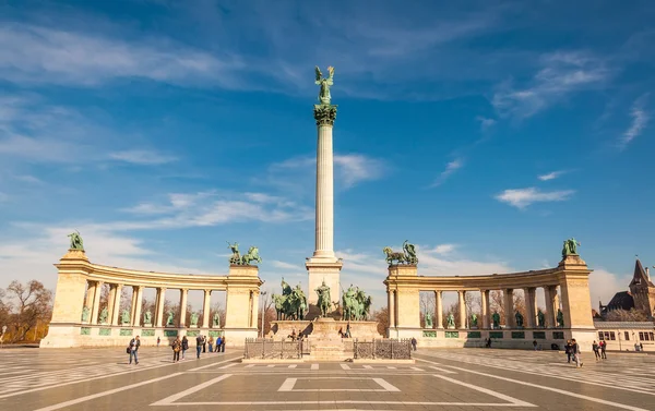 Monumento do Milênio na Praça dos Heróis ou Hosok Tere é uma das principais praças de Budapeste — Fotografia de Stock