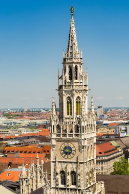 Ön planda kule ve yeni Belediye Binası nın kuzeyinde Marienplatz belediye binasında olduğunu.