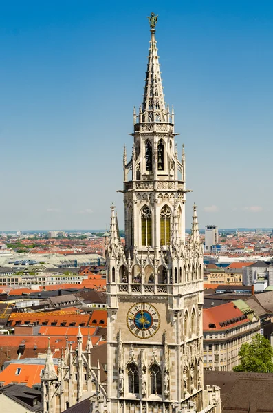 En primer plano, la torre del nuevo ayuntamiento es un ayuntamiento en la parte norte de Marienplatz — Foto de Stock