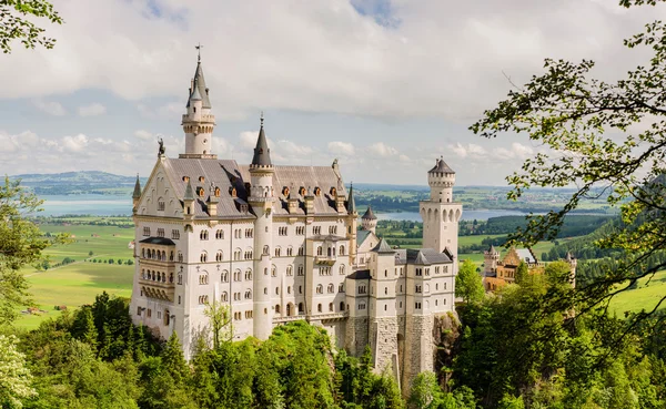 Slottet Neuschwanstein ligger en artonhundratalsaktig romanska Revival palace i Bayern, Tyskland — Stockfoto
