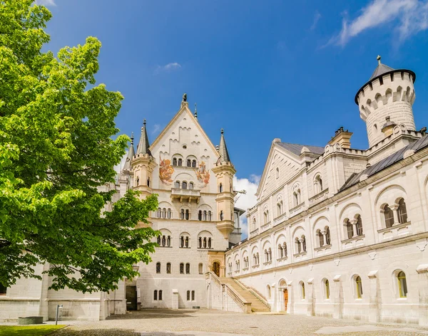 Slottet Neuschwanstein ligger en romansk nypremiär palats nära Füssen i sydvästra Bayern, Tyskland. — Stockfoto