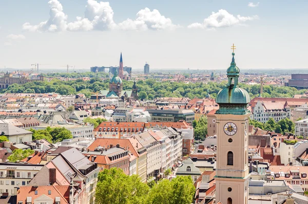 Vista panorámica de la ciudad Munich en Baviera, Alemania. Concéntrate en la torre — Foto de Stock