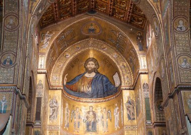 İsa Pantokrator have Montreale Katedrali veya Duomo di Monreale Palermo yakınındaki Mozaik