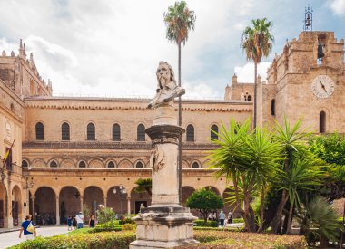 Heykel Monreale Palermo, Sicilya yakınındaki ünlü katedral arka plan üzerinde.