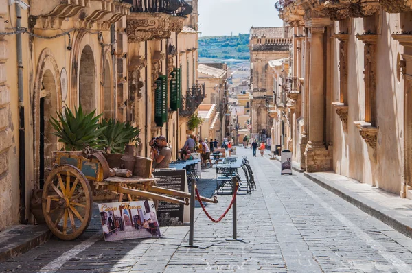 Geleneksel Sicilya cart Noto, Sicilya'daki eski şehir merkezinde sokak
