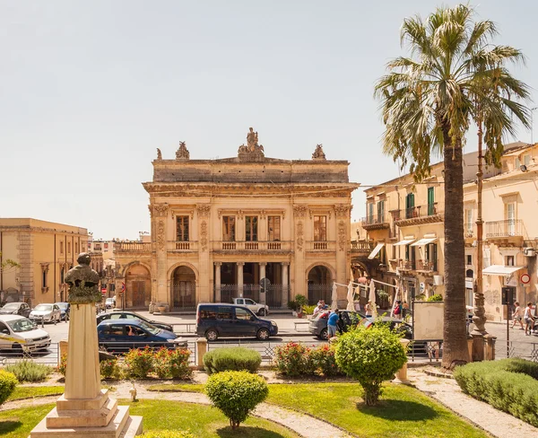 La fachada del teatro de Vittorio Emanuele III en Noto en Sicilia — Foto de Stock