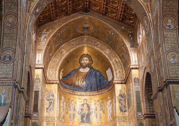 Christ Pantocrator это мозаика в соборе Монреале или Дуомо ди Монреале недалеко от Палермо — стоковое фото