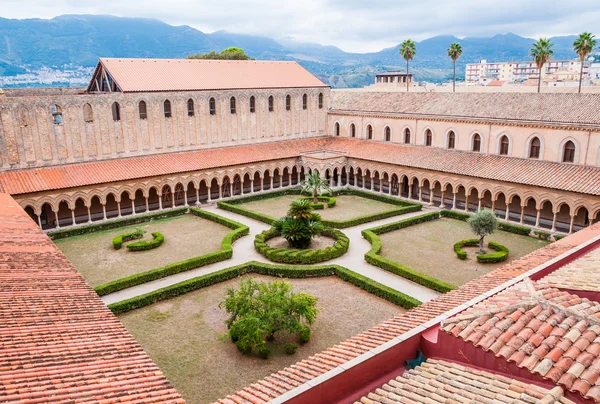 Ele pátio medieval da catedral em Monreale perto de Palermo, na Sicília — Fotografia de Stock