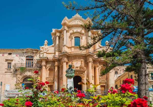 La fachada de la iglesia de Santo Domingo - un magnífico espécimen barroco siciliano en Noto, Sicilia —  Fotos de Stock