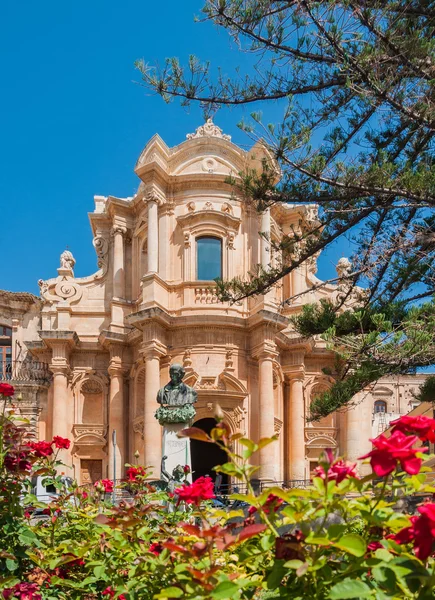 Fasaden av kyrkan av St Dominic - en magnifik förlaga siciliansk barock i Noto, Sicilien — Stockfoto