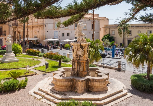 Fuente de Hércules en Noto, famosa por su arquitectura barroca — Foto de Stock