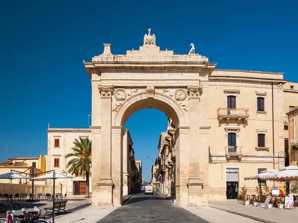Portão Real ou Arco da Porta Reale em Noto, Sicília — Fotografia de Stock