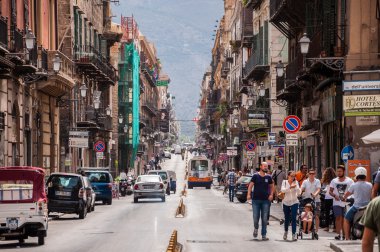 Via Maqueda, Palermo eski şehir merkezinde ünlü caddesi tarafından yürüyüş yayalar