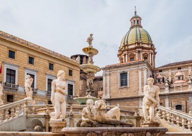 Piazza Pretoria Palermo, Sicilya, İtalya'nın merkez kareler biridir