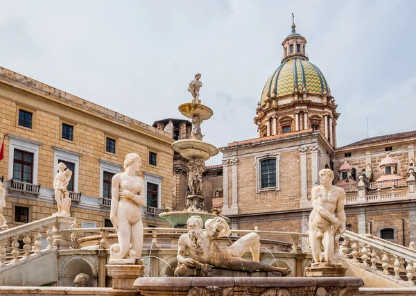 Piazza Pretoria est l'une des places centrales de Palerme, Sicile, Italie — Photo