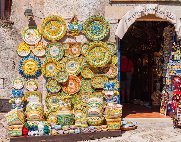 Souvenir tradizionali di ceramica e Trinacria è simbolo della Sicilia — Foto Stock