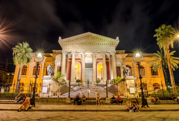 Het Teatro Massimo Vittorio Emanuele is een operagebouw, gelegen op het Piazza Verdi Palermo — Stockfoto