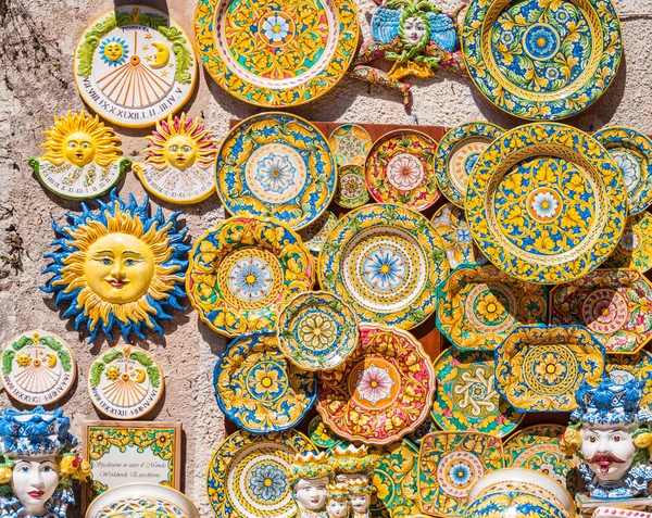 Souvenir tradizionali di ceramica e Trinacria è simbolo della Sicilia — Foto Stock