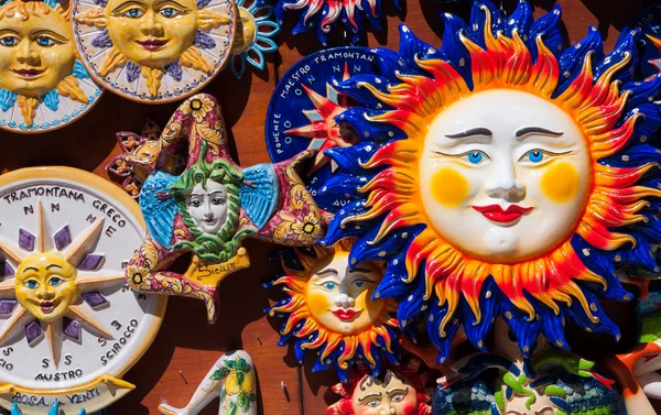 Traditionele souvenirs van keramiek en Trinacria is symbool van Sicilië — Stockfoto
