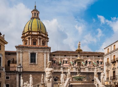 Piazza Pretoria Palermo, Sicilya, İtalya'nın merkez kareler biridir