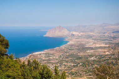 Cofano Dağı ve tiren kıyı şeridi Erice, Sicilya, İtalya'dan havadan görünümü