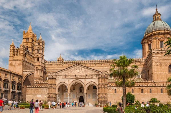 Catedral de Palermo é a igreja catedral da Igreja Católica Romana, localizada em Palermo, Sicília, Itália . — Fotografia de Stock