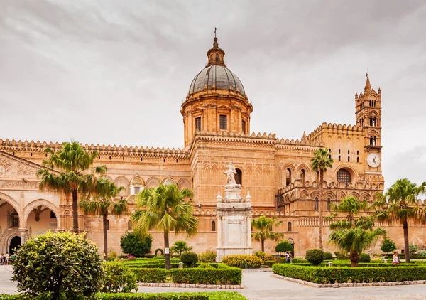 Catedral de Palermo é a igreja catedral da Igreja Católica Romana, localizada em Palermo, Sicília, Itália . — Fotografia de Stock