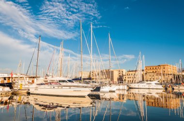 Tekneler ve yatlar La Cala Bay, Palermo, Sicilya, İtalya için eski liman Park.