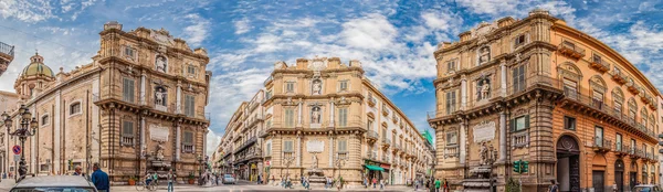 Panoramik Quattro aski Palermo Barok bir meydanda görülmektedir