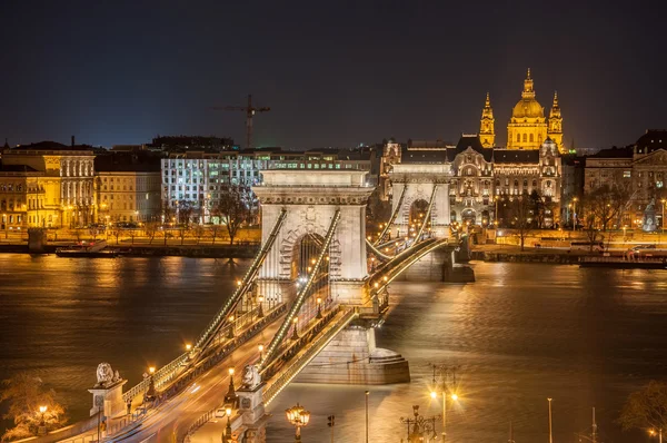 มุมมองกลางคืนของสะพานโซ่ Szechenyi และโบสถ์เซนต์สตีเฟ่นส์ในบูดาเปสต์ — ภาพถ่ายสต็อก