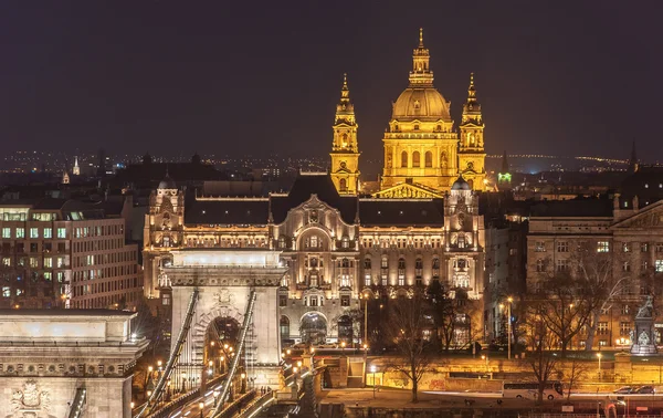 A Széchenyi Lánchíd és a templom Szent István Budapest éjszakai látképe — Stock Fotó