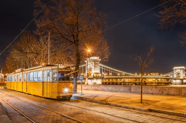 在匈牙利首都布达佩斯链大桥为背景上, 电车的夜景. — 图库照片