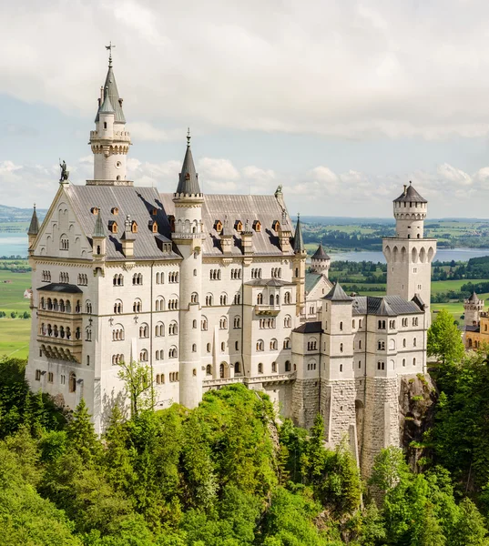 Slottet Neuschwanstein ligger nära Füssen i sydvästra Bayern, Tyskland. — Stockfoto