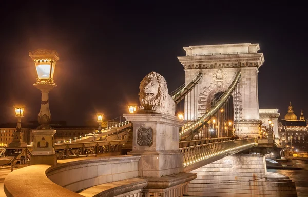 Vue de nuit du pont de la chaîne Szechenyi dans le Bupapest, Hongrie . — Photo