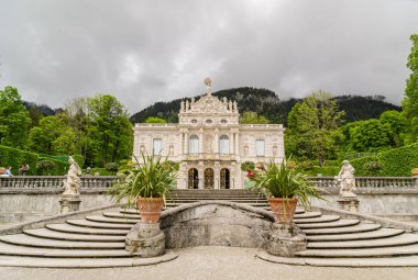 Almanya, güneybatı Bavyera Ettal Abbey yakınındaki bir Schloss Linderhof Saray gibi