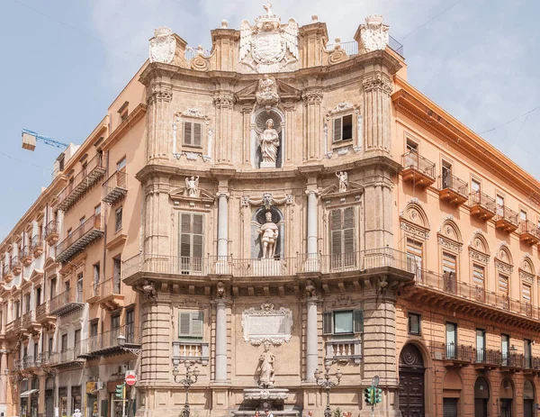 Quattro Canti är en barock fyrkant i Palermo — Stockfoto