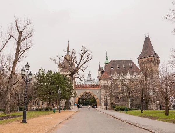 Vajdahunyads slott är ett slott i Budapests stadspark, Ungern — Stockfoto