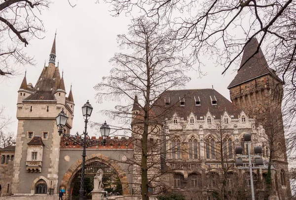 Castillo de Vajdahunyad es un castillo en el Parque de la Ciudad de Budapest, Hungría — Foto de Stock