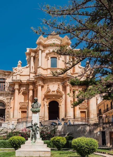 La fachada de la iglesia de Santo Domingo - un magnífico espécimen barroco siciliano en Noto, Sicilia — Foto de Stock