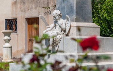 Noto, Sicilya ve eski şehir merkezinde bir sokakta bir melek heykeli