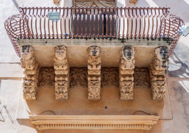 Taş balkona Noto, Sicilya Barok görünümünü