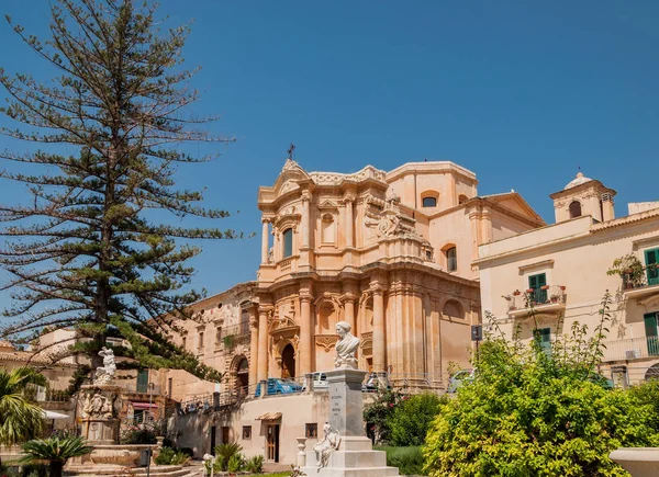 La fachada de la iglesia de Santo Domingo - un magnífico espécimen barroco siciliano en Noto, Sicilia — Foto de Stock