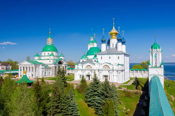 Mosteiro de Spaso-Yakovlevsky e Catedral de Zachatievsky em Rostov, Yaroslavl oblast, Rússia — Fotografia de Stock