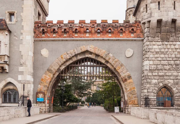 Puerta del Castillo de Vajdahunyad, castillo en Budapest, Hungría — Foto de Stock